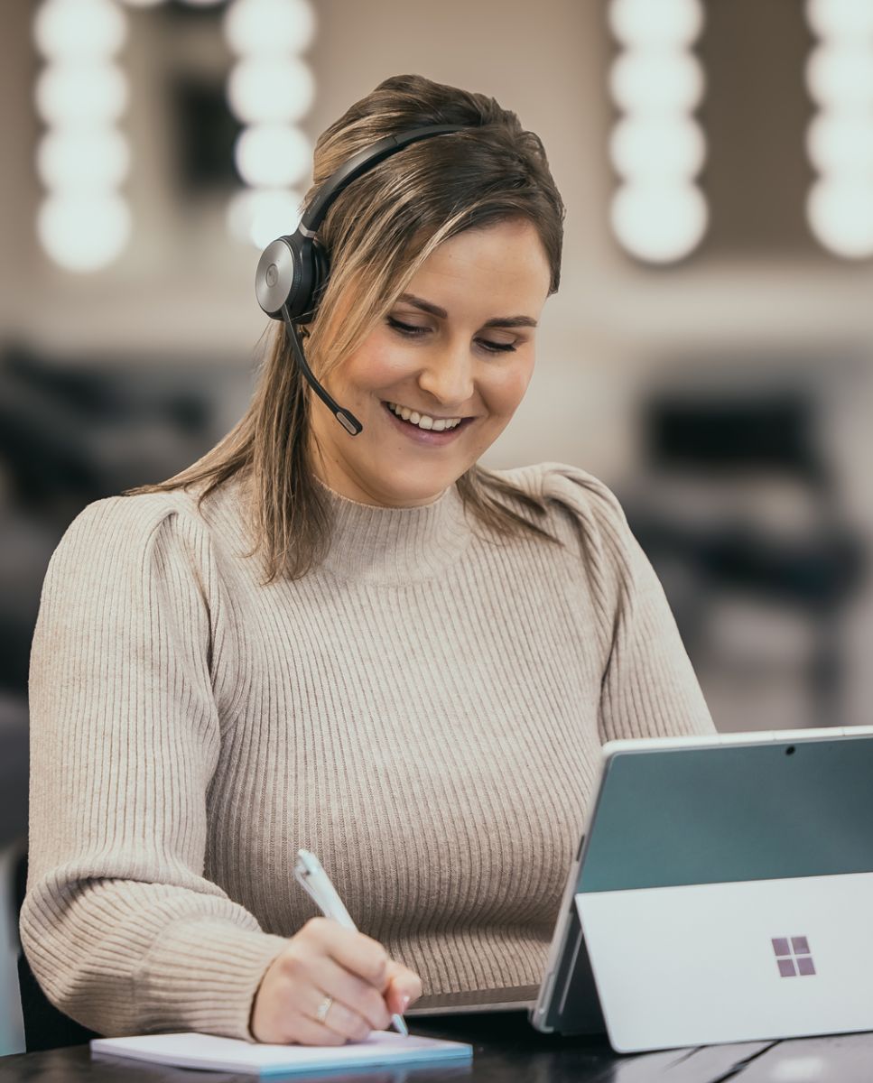 Dame aan de telefoon